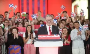 El líder laborista Keir Starmer celebra con sus seguidores la victoria aplastante lograda en las elecciones británicas.