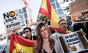 Varias personas se concentran para protestar contra el presidente del Gobierno antes de que su mujer, Begoña Gómez, llegue a declarar como investigada, en los juzgados de Plaza de Castilla, a 5 de julio de 2024, en Madrid.