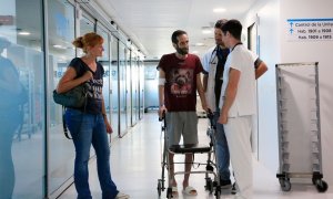 El David, un pacient que va ingressar amb xoc cardiogènic, conversa amb els professionals sanitaris