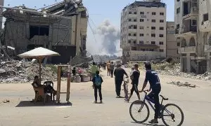 4 de julio de 2024. Ciudad de Gaza con humo de fondo causado por ataques israelíes en el barrio de Shujaiya.