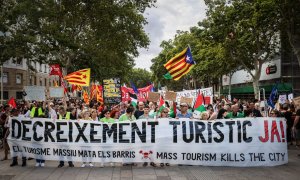 06/07/2024 - Capçalera de la mobilització contra el turisme de masses que s'ha fet aquest dissabte a Barcelona.