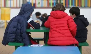 Varios niños juegan en el recreo de un colegio