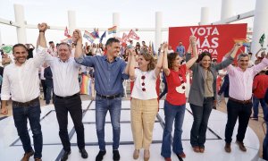 Pedro Sánchez junto a Juan Espadas y otros integrantes del PSOE de Andalucía, en un acto electoral en Benalmádena (Málaga)