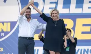 El líder del partido ultraderechista italiano Liga, Matteo Salvini, y la líder del ultraderechista francés Agrupación Nacional, Marine Le Pen, durante un acto en Italia.