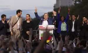 El líder de La Francia Insumisa, Jean-Luc Mélenchon, celebra los resultados del Nuevo Frente Popular en las elecciones legislativas.