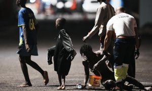 Varios menores a su llegada al muelle de La Restinga, a 4 de noviembre de 2023, en El Hierro, Islas Canarias (España).