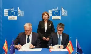 Félix Bolaños y Esteban González Pons, firmando el acuerdo para renovar el CGPJ en Bruselas.