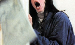 Shelley Duvall sujeta un cuchillo mientras el hacha de Jack Nicholson rompe la puerta en 'El Resplandor'.