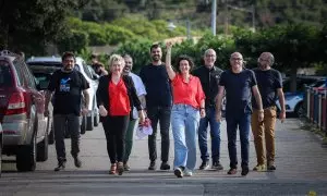 Els cinc exiliats en el moment d'arribar a Cantallops, amb la secretària general d'ERC, Marta Rovira, amb el puny alçat.