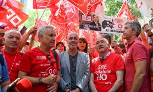 El secretario general de CCOO, Unai Sordo (3i) y el secretario general de UGT, Pepe Álvarez (4i), durante una concentración convocada por los sindicatos por el ERE de Vodafone, a 9 de julio de 2024, en Madrid (España).