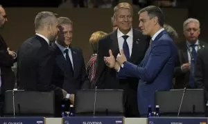 El presidente del Gobierno español, Pedro Sánchez (d), asiste una reunión de jefes de Estado este jueves en el Centro de Convenciones Walter E. Washington en Washington