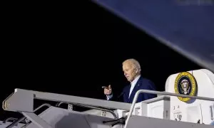 El presidente estadounidense Joe Biden se dispone a salir del Air Force One en Delaware, a 13 de julio de 2024.