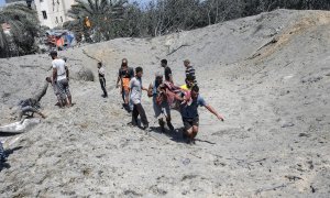 Varios palestinos trasladan un cuerpo sin vida tras un ataque aéreo israelí en la zona de Mawasi, al sur de la Franja de Gaza, el 13 de julio de 2024.