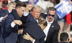 Donald Trump es evacuado de un mitin en Pensilvania tras recibir un disparo cerca de la oreja.