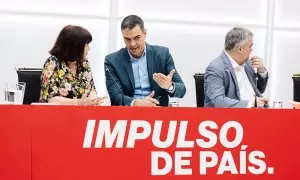 Pedro Sánchez, junto a Cristina Narbona y Santos Cerdán, este lunes en la Ejecutiva del PSOE en Ferraz.