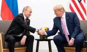 El presidente de Estados Unidos, Donald Trump (izquierda), estrecha la mano del presidente de Rusia, Vladimir Putin, durante su reunión en el marco de la cumbre del G20. Imagen de archivo.