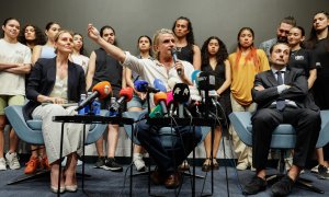 El compositor y productor teatral español Nacho Cano, durante una rueda de prensa tras ser detenido y puesto en libertad por la presunta contratación ilegal de inmigrantes mexicanos para el espectáculo musical 'Malinche'