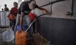 Palestinos hacen fila para recibir agua potable durante su distribución, en medio del conflicto en curso entre Israel y el movimiento palestino Hamás. Imagen de archivo.