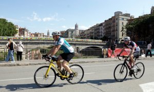 Uns ciclistes passant per la plaça Catalunya de Girona