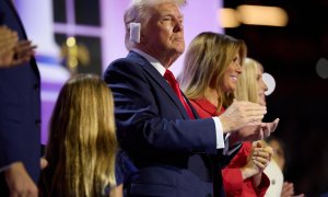 Donald Trump en el escenario de l Fiserv Forum en Milwaukee (Wisconsin, EEUU) tras finalizar la Convención Nacional Republicana, a 18 de julio de 2024.