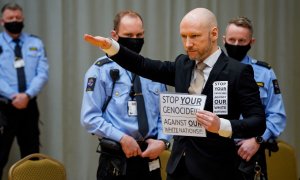 Anders Behring Breivik realiza el saludo nazi antes de comenzar un juicio.