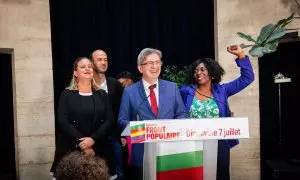 (De izquierda a derecha) Mathilde Panot, Manuel Bompard, Jean-Luc Mélenchon y Danièle Obono están en el escenario en la sede de La France Insoumise después de los resultados de la segunda vuelta de las elecciones legislativas.