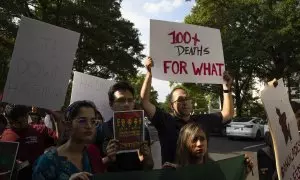 Manifestantes de la comunidad bangladesí muestran carteles con los mensajes ''100+ Muertes ¿Para Qué?'' y otros textos informativos durante una protesta frente a la Embajada de Bangladesh en Washington DC, Estados Unidos