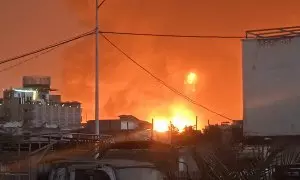 Una gran columna de fuego surge tras los ataques israelíes en la ciudad portuaria de Hodeida, controlada por los hutíes, el 20 de julio de 2024. Aviones de guerra israelíes atacaron el puerto yemení un día después de que un ataque con drones de los rebeld