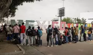 Migrantes hacen fila sobre una calle, el 19 de julio de 2024 en la ciudad de Tijuana en Baja California (México).