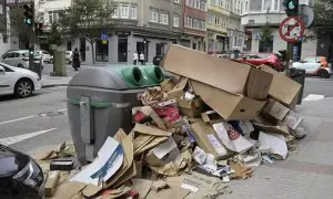 22/07/2024 Basura amontonada junto a los contenedores durante la huelga de basuras en A Coruña. Foto de archivo.