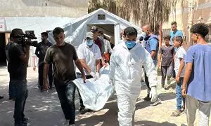 Un grupo de personas antes de que la Defensa Civil Palestina exhume 12 cadáveres de lo que denominan una fosa común en el interior del hospital Al-Amal de Jan Yunis, en el sur de la Franja de Gaza, 18 de julio de 2024.