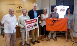 Els representants de Salvem l'Empordà i de la plataforma Stop Macro Parc Eòlic Marí, durant la roda de premsa