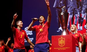 Los jugadores de la selección española de fútbol Rodri Hernández y Álvaro Morata durante la celebración del triunfo del torneo UEFA Nations League, a 19 de junio de 2023, en Madrid.