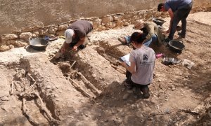 L'equip d'arqueòlegs durant els treballs a la zona exterior del cementiri on s'han trobat les restes