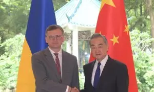 El ministro de Exterior chino, Wang Yi, junto a su homónimo ruso, Dmytro Kuleba, en su encuentro celebrado este miércoles en Guangzhou, al sur de China.