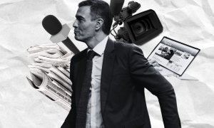 Fotomontaje de Pedro Sánchez rodeado de elementos  característicos de los medios de comunicación.