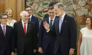 El rey Felipe VI; el presidente del Gobierno, Pedro Sánchez (c); el presidente del Tribunal Constitucional Cándido Conde-Pumpido (2i); el ministro de la Presidencia, Justicia y Relaciones con las Cortes del Gobierno, Félix Bolaños (i), la presidenta del C