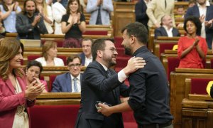 El presidente de la Generalitat en funciones, Pere Aragonès, saluda al diputado Ruben Wagensberg (d), que vuelve al Parlament después de regresar a España tras el archivo del caso Tsunami.