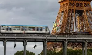 El metro de París, con la Torre Eiffel y los aros olímpicos al fondo.