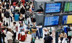 Usuarios esperan en la estación de Gare du Nord en París tras el ataque a la red ferroviaria, a 26 de julio de 2024.