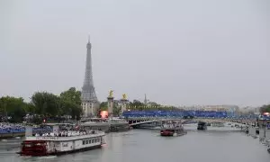 26/07/2024 Atletas navegan por el río Sena durante la Ceremonia de Inauguración de los Juegos Olímpicos de París 2024, en París, Francia.