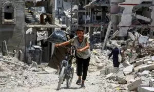 Un niño frente a los escombros de varias viviendas en Jan Yunis, al sur de Gaza.