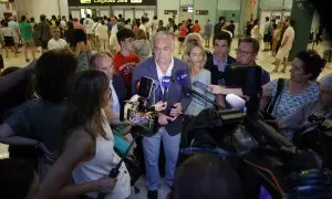 Los parlamentarios del PP que habían viajado a Caracas para seguir las elecciones del domingo regresan al aeropuerto de Barajas.