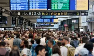 26 de julio de 2024. Decenas de pasajeros en las salidas de la estación de Montparnasse, París, a 26 de julio de 2024.