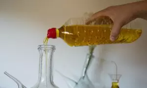 Una persona echa aceite en una aceitera, a 21 de junio de 2024, en Barcelona, Catalunya (España).