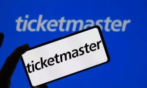 La Organización de Consumidores y Usuarios ha denunciado a Ticketmaster al Ministerio de Consumo por el cobro irregular y abusivo de comisiones al comprar entradas online.