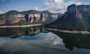 Les cingleres que envolten el pantà de Sau reflectides a l'aigua