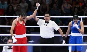 El árbitro levanta la mano de Khalif tras el abandono de Carini.