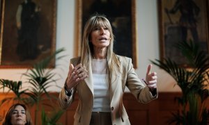 Begoña Gómez interviene durante una mesa redonda en el Ateneo de Madrid, a 10 de marzo de 2023.