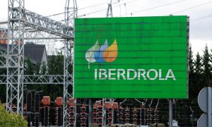 El logo de Iberdrola en una subestación eléctrica en la localidad vizcaína de Durango. REUTERS/Vincent West